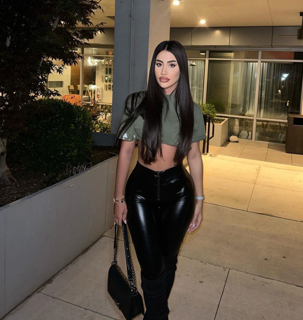 Ester shows off her perfect figure in tight leather pants